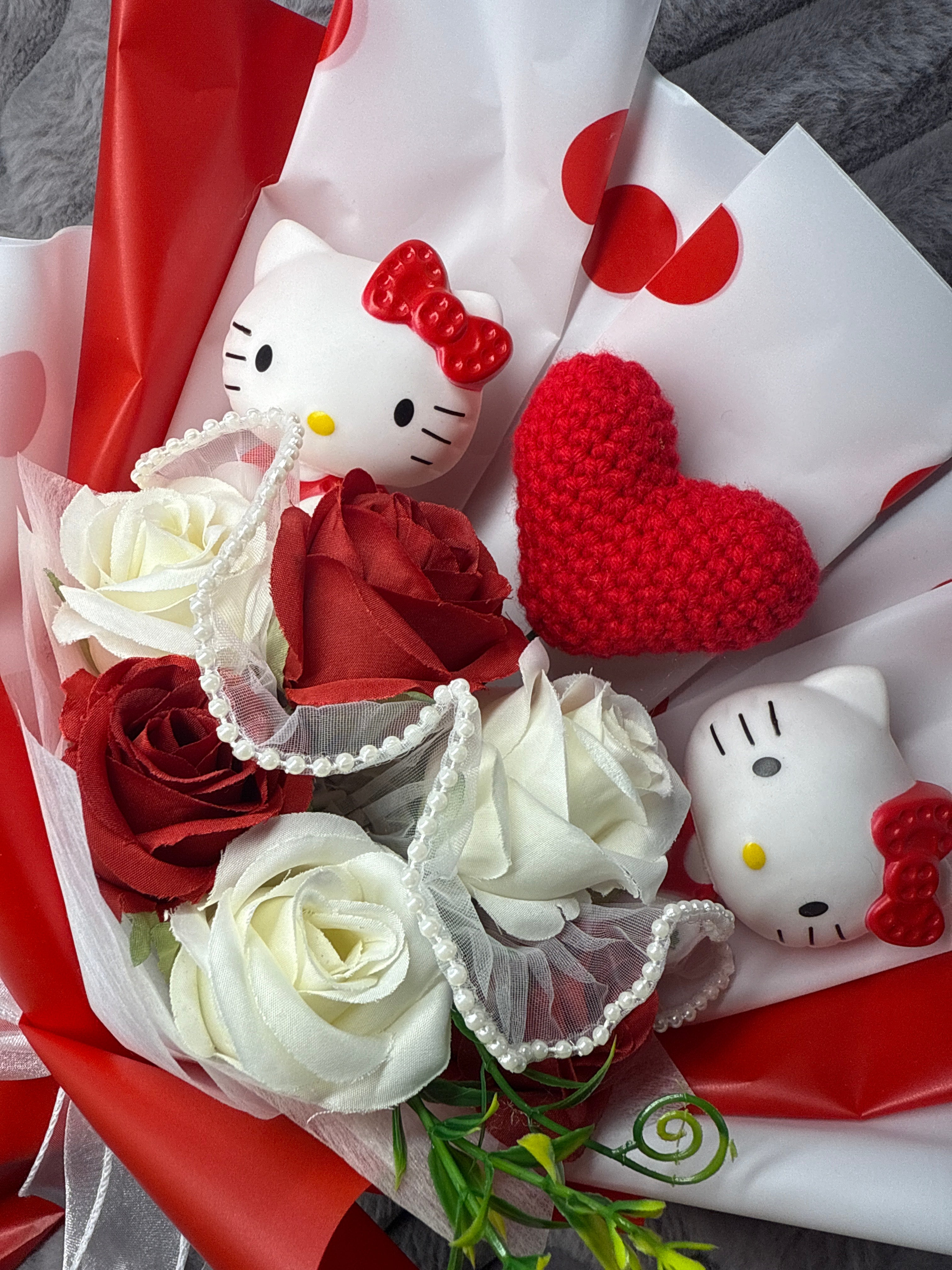 AMOUR ETERNEL - Bouquets figurines, coeur en crochet et fleurs artificielles