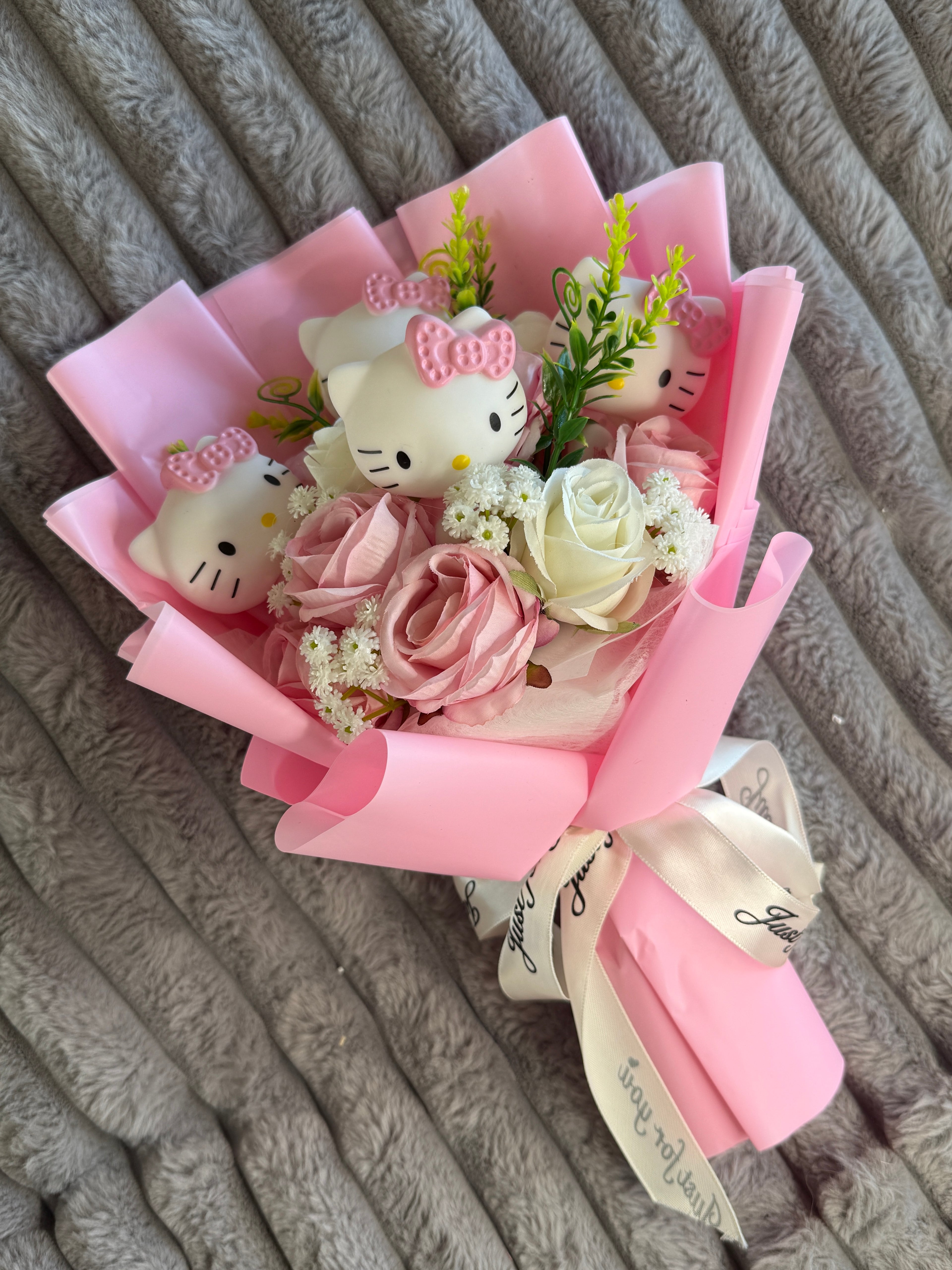 BONHEUR ROSE - Bouquet fait main figurines et fleurs artificielles