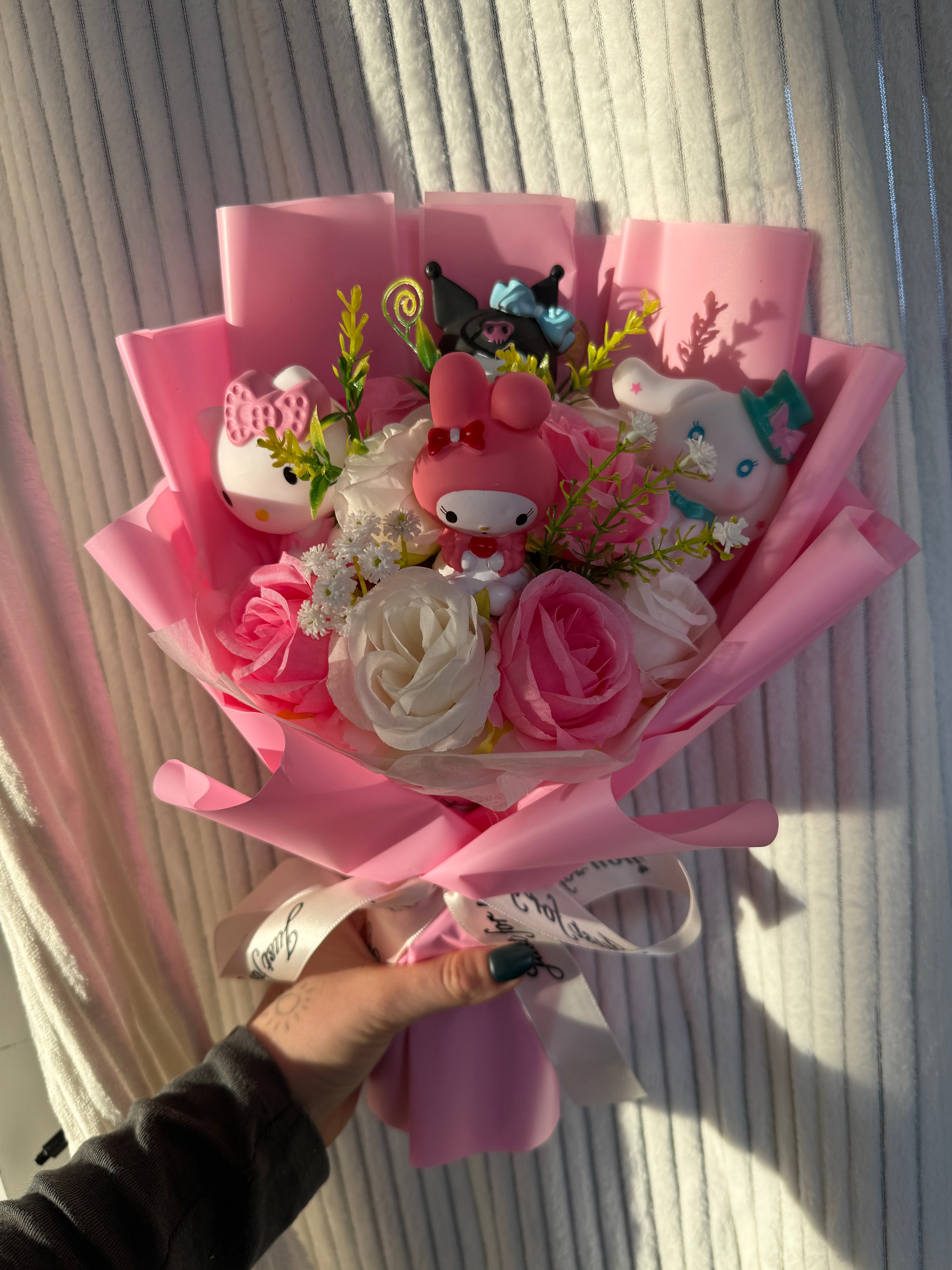 KAWAII CLUB - Bouquet fait main figurines diverses et fleurs artificielles