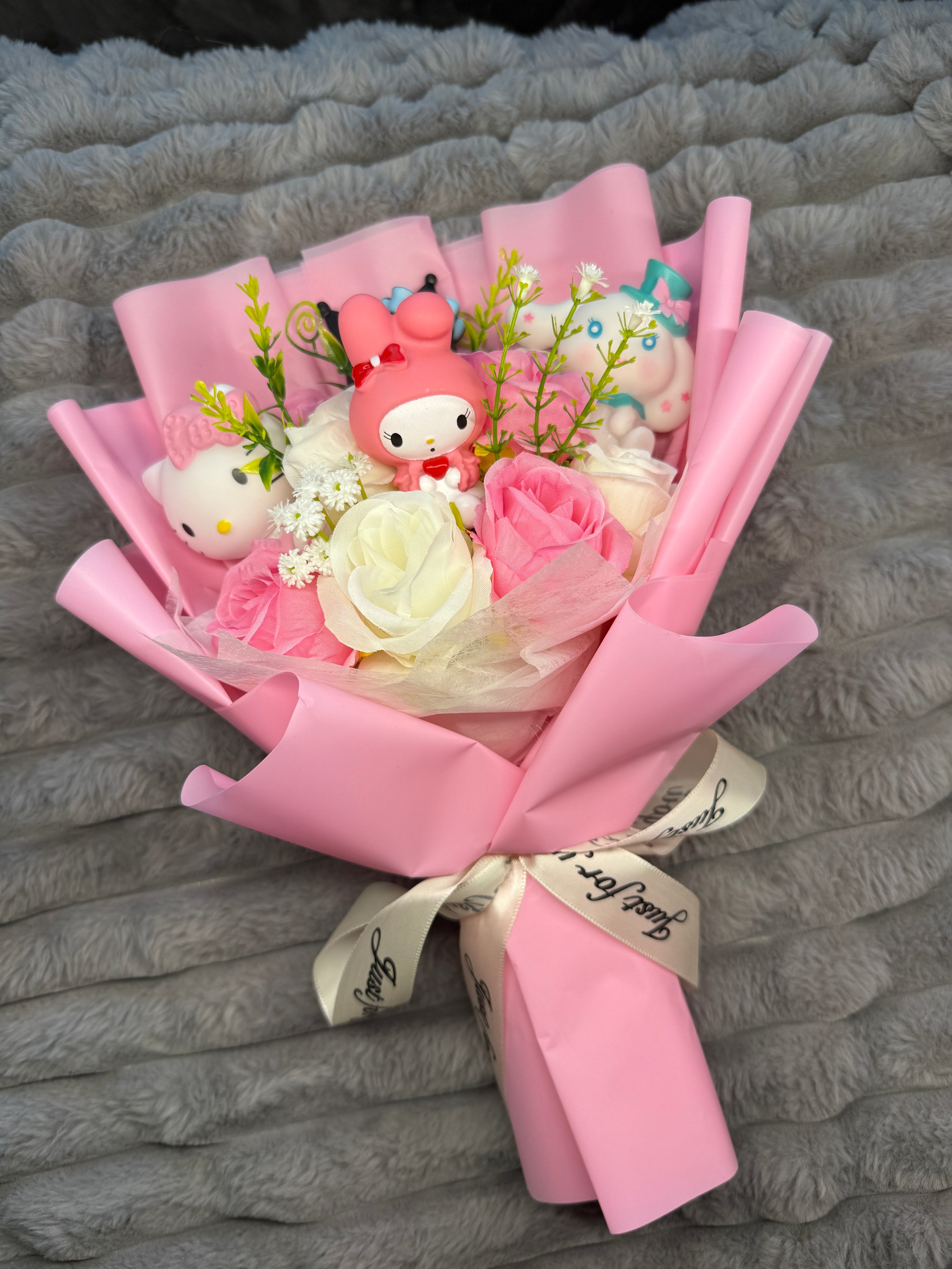 KAWAII CLUB - Bouquet fait main figurines diverses et fleurs artificielles