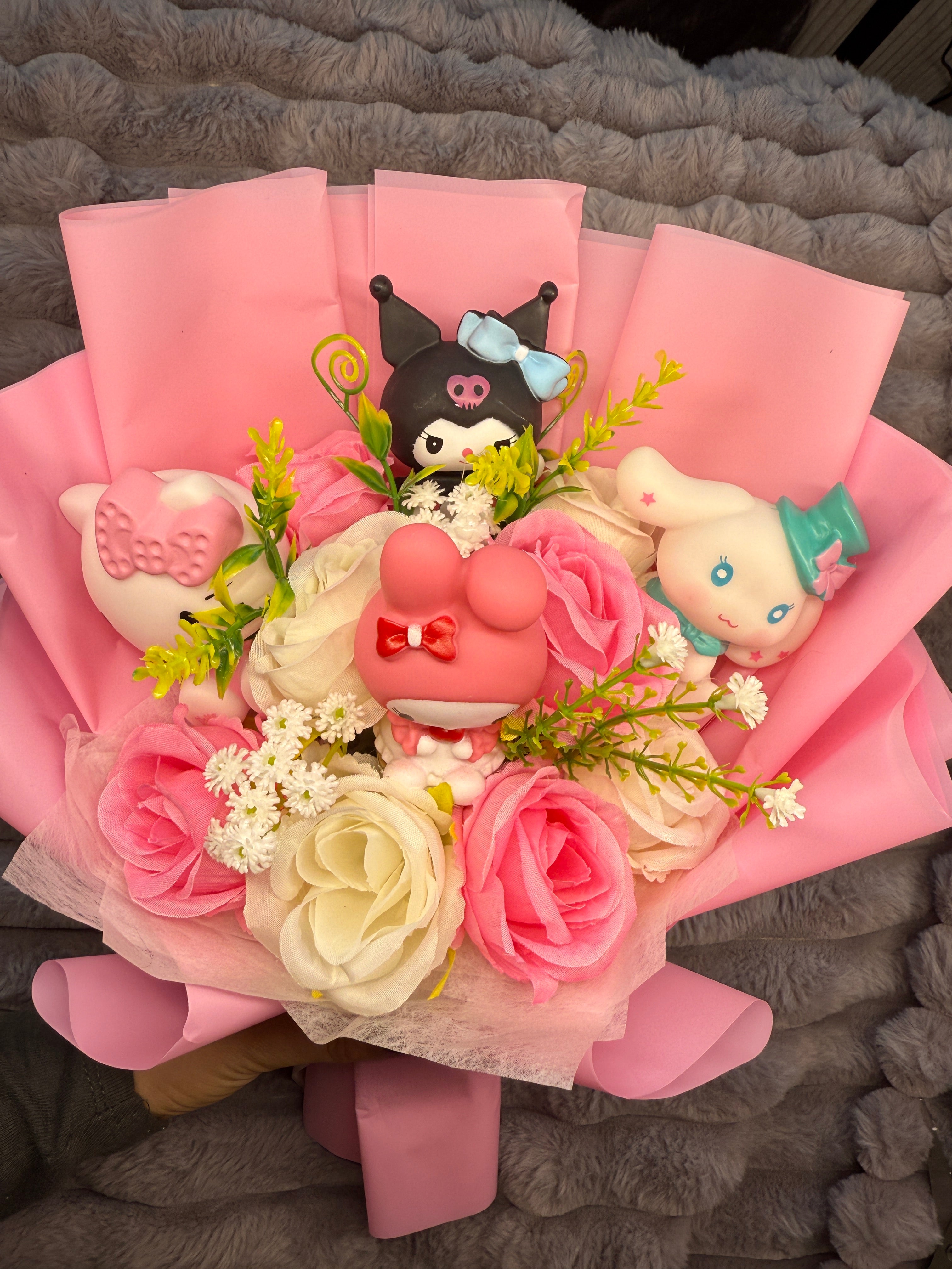 KAWAII CLUB - Bouquet fait main figurines diverses et fleurs artificielles