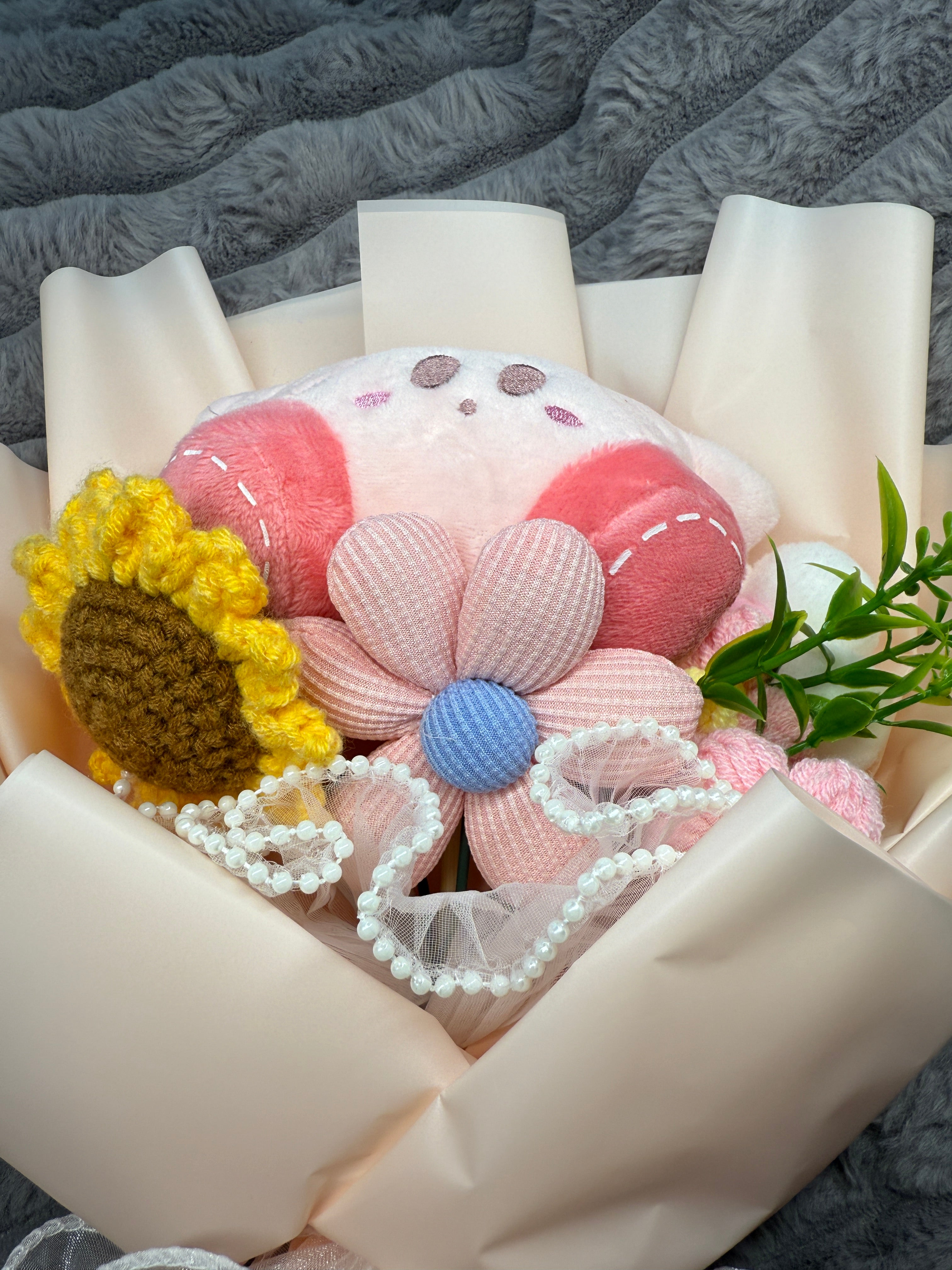 PUFFY PINK - Bouquet peluche et fleurs crochetees
