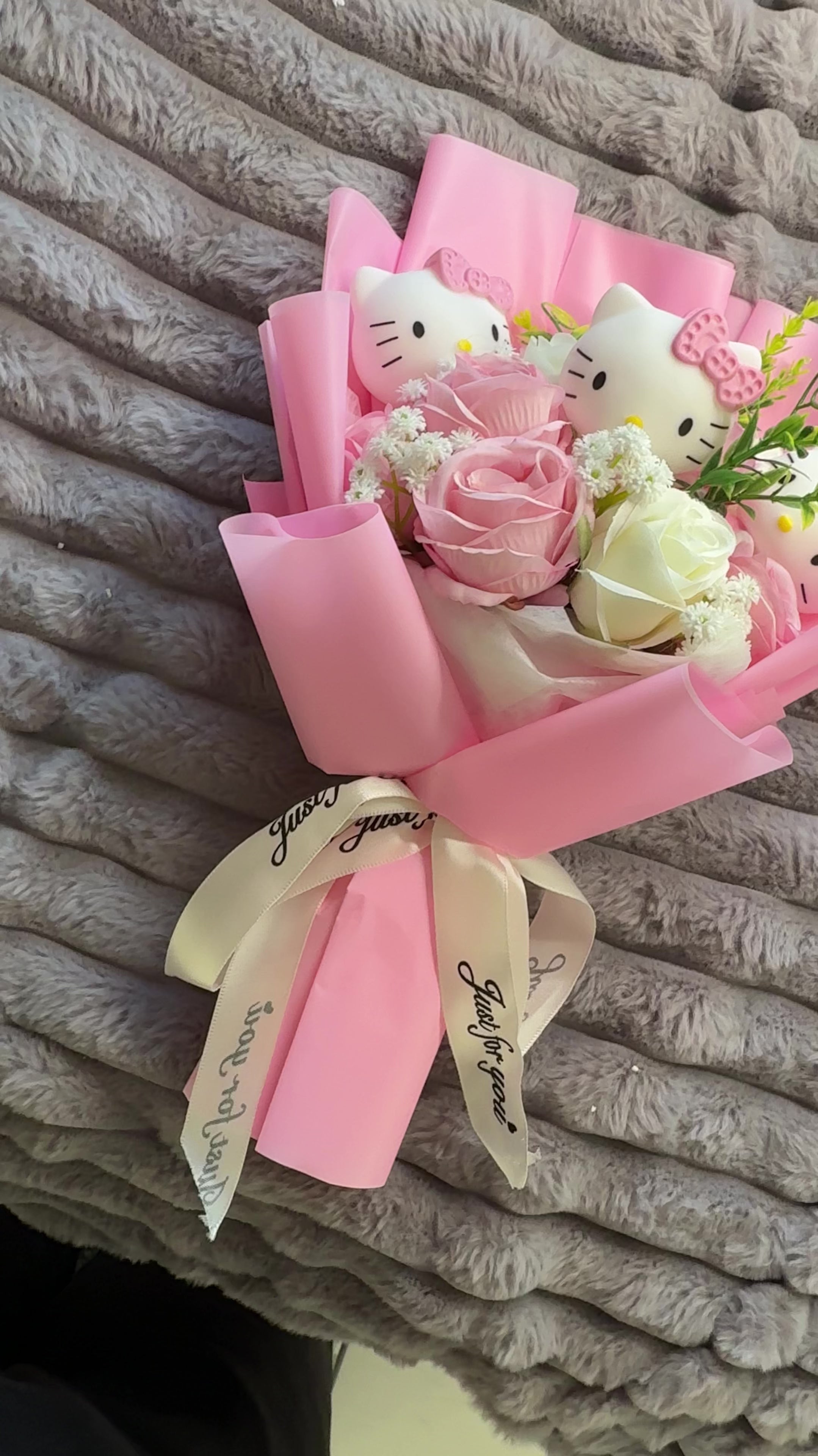 BONHEUR ROSE - Bouquet fait main figurines et fleurs artificielles