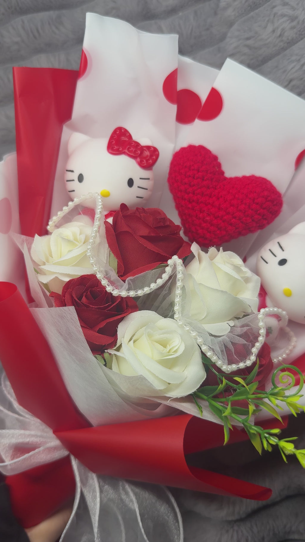 AMOUR ETERNEL - Bouquets figurines, coeur en crochet et fleurs artificielles