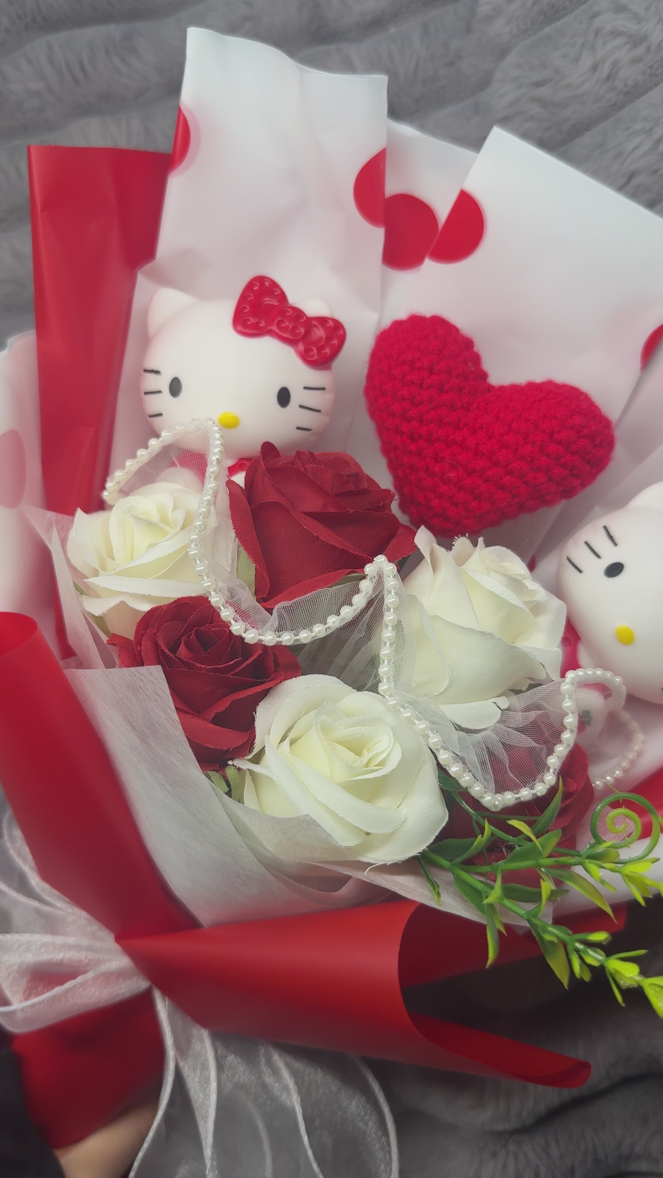 AMOUR ETERNEL - Bouquets figurines, coeur en crochet et fleurs artificielles