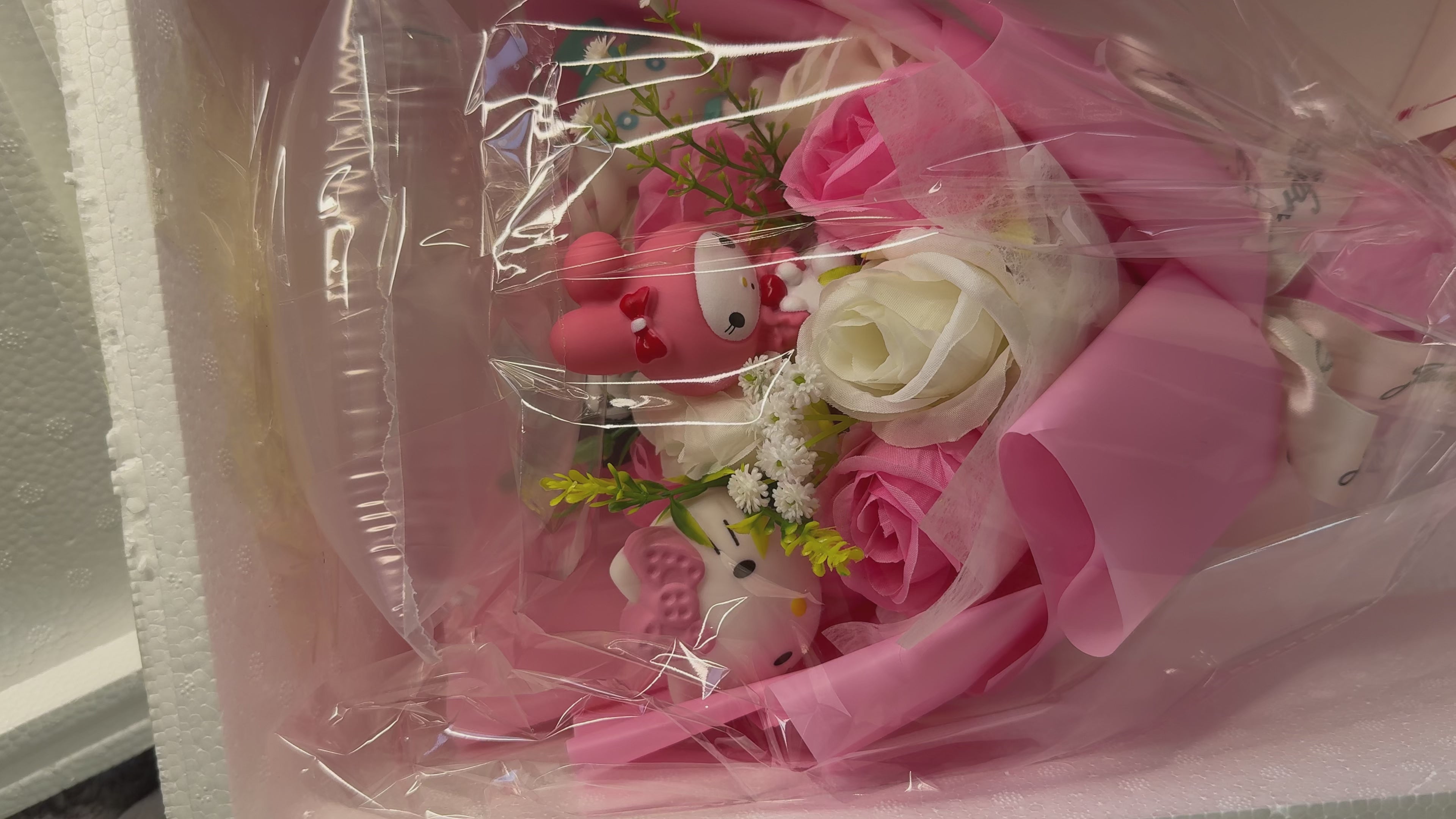 KAWAII CLUB - Bouquet fait main figurines diverses et fleurs artificielles