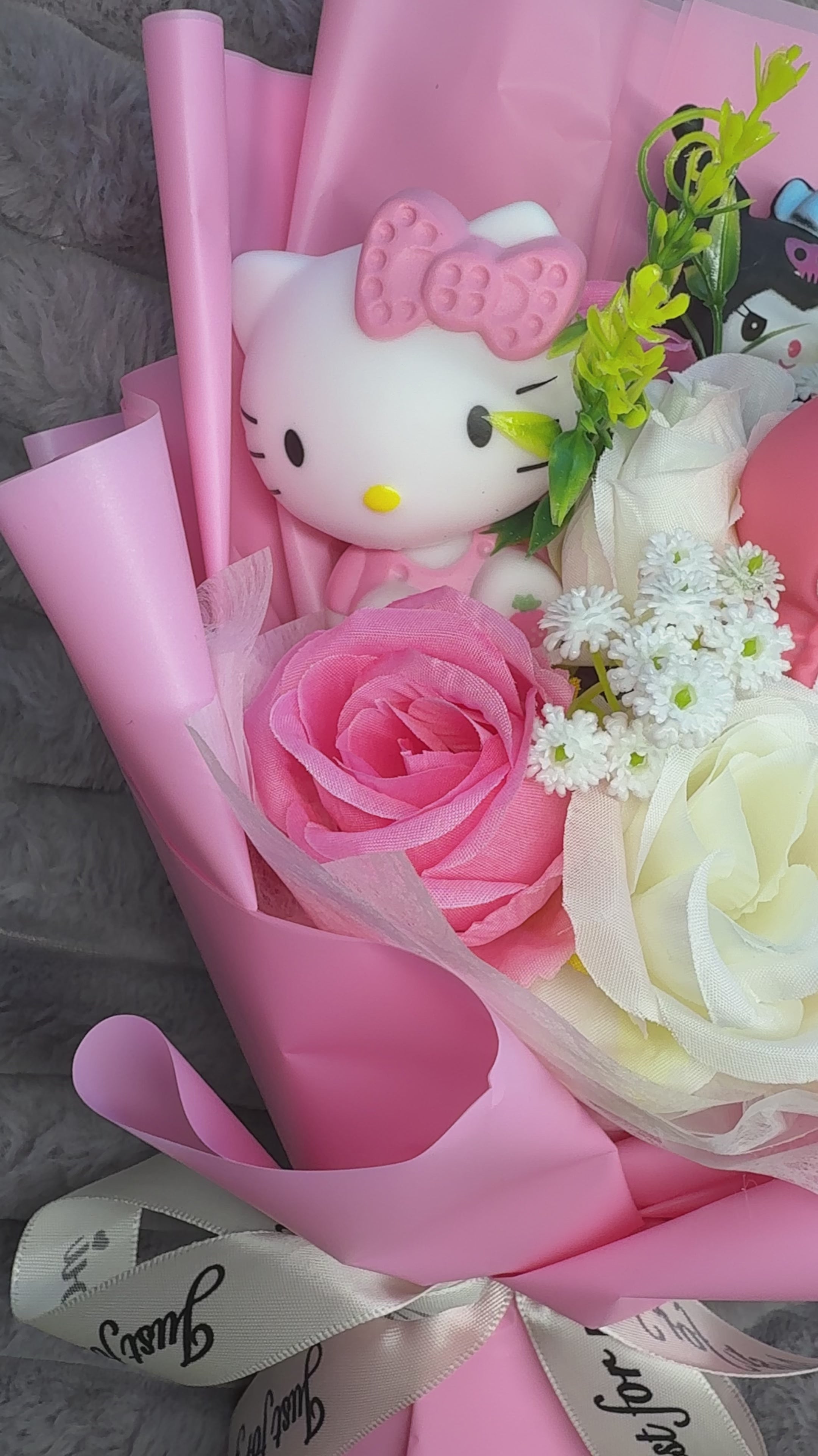 KAWAII CLUB - Bouquet fait main figurines diverses et fleurs artificielles